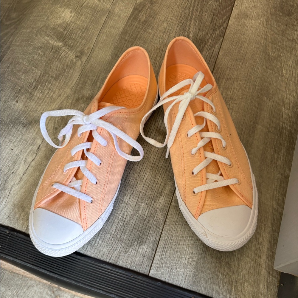 Converse peach colored low tops size 7